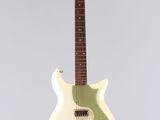 une guitare électrique suspendue à une corde sur un fond gris