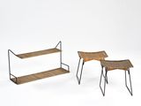 deux chaises et une table surmontée d'une étagère