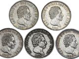 quatre pièces d'argent de tailles et de formes différentes