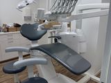 a dentist ' s chair in the middle of the room
