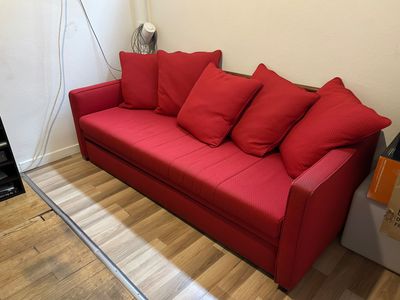 * Canapé en tissu rouge