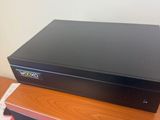 un lecteur DVD noir posé sur une table en bois