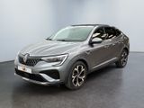 un SUV gris garé dans une pièce au sol noir