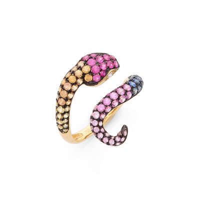 une bague en forme de serpent ornée de pierres multicolores sur fond blanc