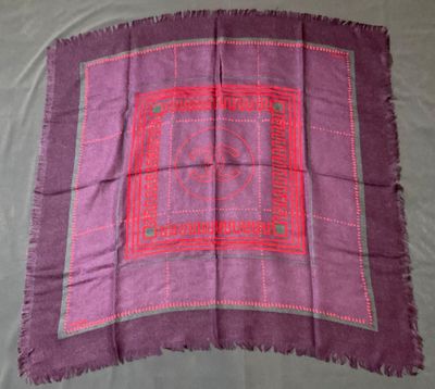 Écharpe Chanel colorée de violet, rose, rouge .