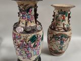 deux vases posés sur une table