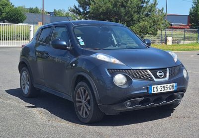 une Nissan Juke noire garée sur un parking