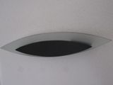 un objet en forme de poisson, noir et blanc, accroché au mur