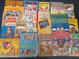 de nombreux livres pour enfants sur la table