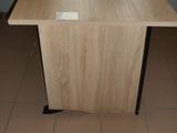 un bureau en bois sur lequel est posé un ordinateur