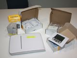 plusieurs cartons contenant des appareils électroniques posés sur une table