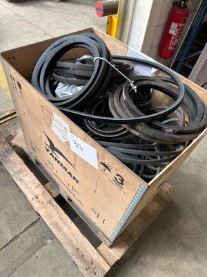 une caisse remplie de pneus posée sur une palette en bois
