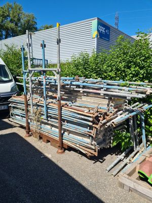 un camion garé à côté d'un tas de tuyaux