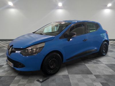 une voiture bleue garée dans un garage au sol en damier