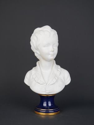 un buste de femme en marbre blanc posé sur un socle bleu