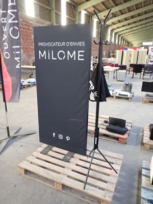 a sign that says milcome in front of a pallet