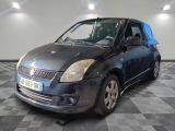la photo d'une petite voiture noire garée dans un garage