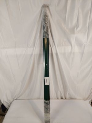 un poteau vert posé sur un drap blanc