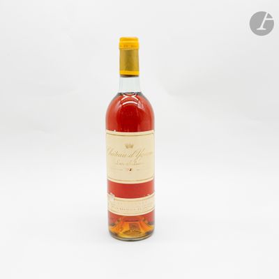 une bouteille de vin rouge posée sur une surface blanche