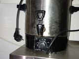 une grande casserole posée sur une table