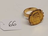 Gros plan sur une bague en or portant une étiquette
