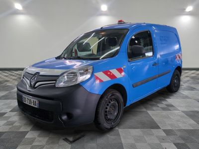 la camionnette bleue est garée sur un sol en damier dans le garage