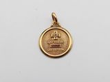 un pendentif en or orné d'une croix
