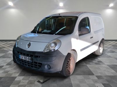 la photo d'une camionnette blanche garée dans une pièce