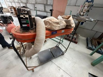 un homme debout à côté d'une table sur laquelle se trouve une machine
