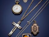 de nombreux objets divers, parmi lesquels une croix, une montre de poche et un collier