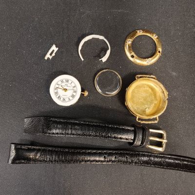 une image représentant une montre, un bracelet de montre, une montre et une bague