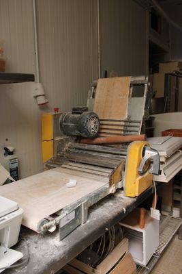 une image d'une machine en train de travailler le bois
