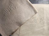 deux serviettes ornées de monogrammes posées sur une table