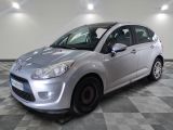la voiture argentée est garée sur un sol en damier dans le garage