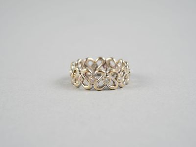 une bague en or ornée d'un motif en nœud