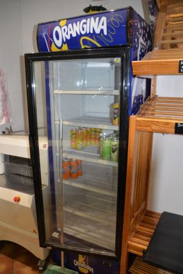 un réfrigérateur qui se trouve dans le coin d'une pièce