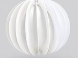 La lampe à boule blanche est suspendue au plafond.