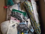 une boîte remplie de laine et d'autres objets