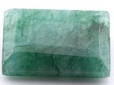 gros plan d'une pierre d'émeraude verte sur une surface blanche