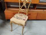 une chaise placée devant une bibliothèque