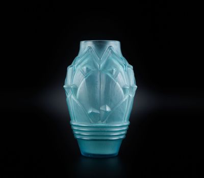 un vase en verre bleu orné d'un motif floral