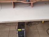 deux écrans d'ordinateur posés sur un bureau avec un clavier et une souris