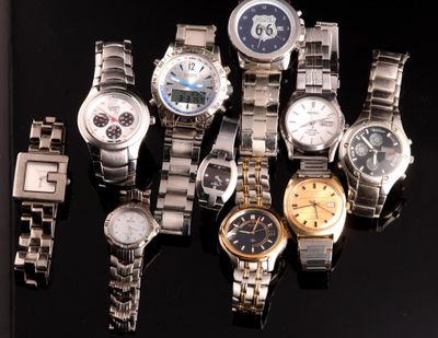 Lot de 10 montres de marques diverses. On joint un réveil et un souven - Photo 1