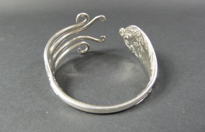 Bracelet rigide en argent sur fourchette à décor de feuillag…