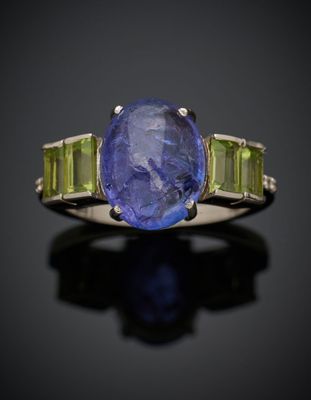 un gros plan d'une bague sertie d'une tanzanite et d'une tourmaline verte