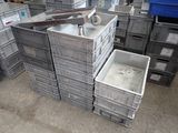 une pile de caisses sur laquelle sont posées une paire de ciseaux