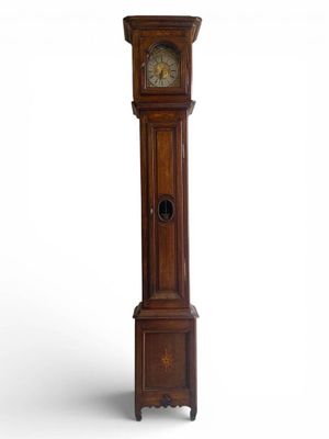 Horloge de parquet dite "Demoiselle" en chêne à décor marque…