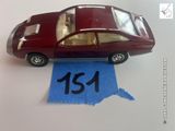 une petite voiture posée sur une feuille de papier