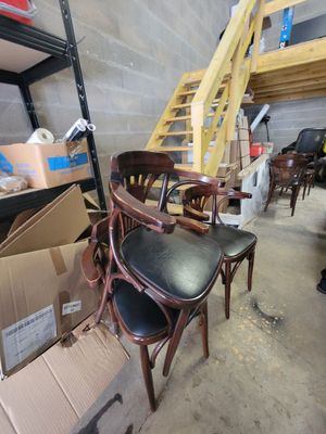 de nombreuses chaises dans une pièce où il y a des cartons par terre