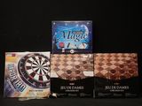 trois fléchettes et un jeu de fléchettes sont posés sur une surface noire